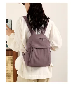 Zaino casual da donna in nylon con tasche multiple con cerniera per il viaggio quotidiano.