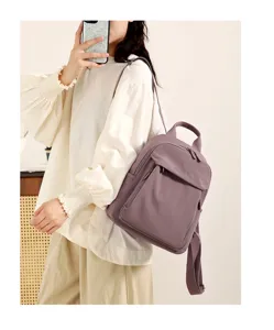 Vista dettagliata di un elegante zaino da donna in tessuto oxford viola con comode tasche.