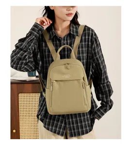 Vista dettagliata dello zaino casual con tasche anteriori e trama in tessuto di alta qualità.