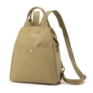 Vista dettagliata dello zaino casual kaki versatile con cinghie resistenti e dettagli metallici.