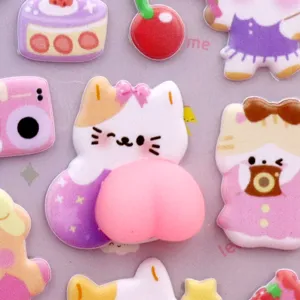 Primo piano di adesivo gatto carino soffice 3D squishy con design di pesca dolce.
