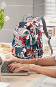 Vista dettagliata del grande zaino da donna in nylon stampato, leggero e casual.