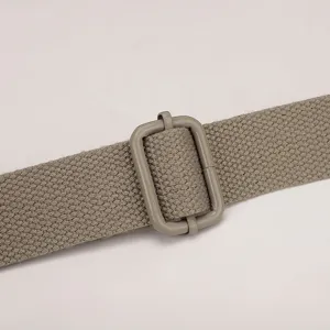 Gros plan détail de la bandoulière tissée durable avec boucle de réglage en métal pour sac.
