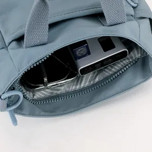 Sac bandoulière femme en nylon léger détail intérieur montrant un grand espace de rangement.