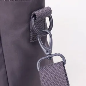 Détail de quincaillerie de sangle de sac en nylon, anneau en métal et crochet solide.