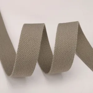 Gros plan sur le détail de la sangle de sac tissée kaki durable, texture de sangle premium.