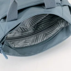 Vue rapprochée détaillée du sac à bandoulière en nylon décontracté pour femme poche.