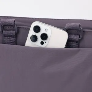 Sac bandoulière en nylon détail montrant la poche téléphone, design décontracté, violet.