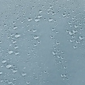 Gros plan sur la texture du tissu en nylon déperlant montrant de belles perles d'eau.