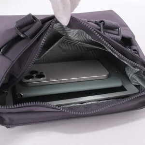 Détail intérieur montrant la grande capacité et le rangement de sac en nylon violet