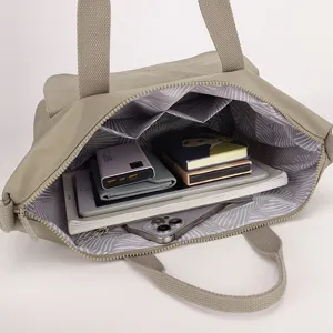 Vue détaillée de l'intérieur du sac cabas en nylon avec de multiples compartiments.