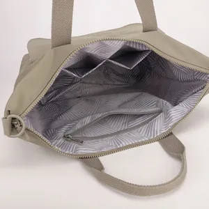 Sac cabas en nylon léger, vue intérieure avec plusieurs compartiments et poches zippées.