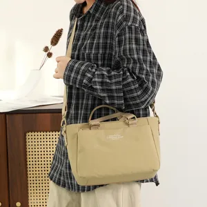 Sac à bandoulière en nylon pour femme, sac cabas décontracté multi-poches avec sangle réglable.