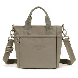 Grand sac a bandouliere en nylon, sac porte epaule de loisir tendance avec poignees.
