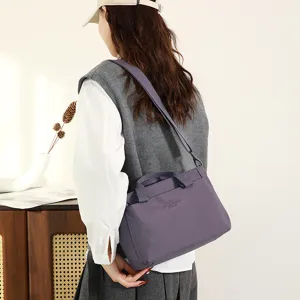 Vue détaillée du sac à bandoulière en nylon violet avec plusieurs poches pratiques.