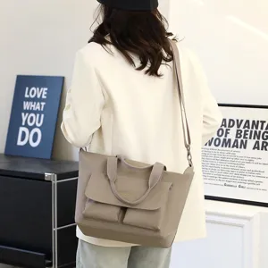 Vue détaillée style de vie du sac cabas bandoulière en nylon léger avec poches pour le quotidien.