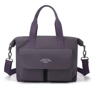 Sac cabas léger en nylon violet avec poignées, bandoulière et poche avant spacieuse.