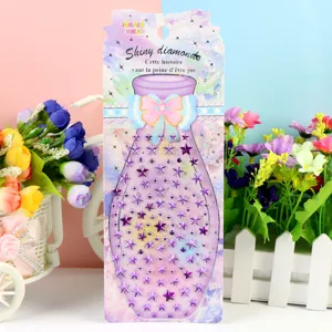 Grote paarse acryl ster strass sticker detailopname, glanzende telefoon deco edelstenen.