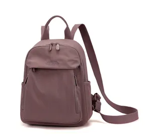 Primo piano sulle tasche con zip resistenti e sul tessuto Oxford liscio dello zaino casual.