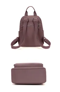 Vista di dettaglio dello zaino donna in nylon viola con spallacci regolabili e fondo.