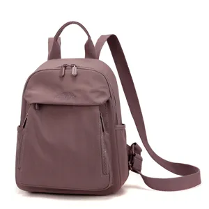 Vista dettagliata dello zaino casual da donna in tessuto oxford viola polvere con capienza.