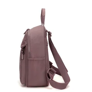 Vista laterale dettagliata dell'elegante zaino casual in nylon viola per i viaggi.