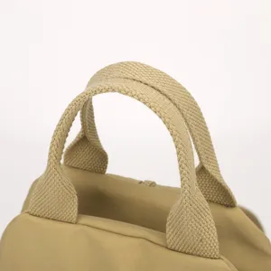 Vista di dettaglio della borsa casual cachi con manico in tessuto resistente e materiale di qualità.