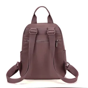 Vista dettagliata dello zaino da donna in tessuto oxford viola con spallacci e cerniera.