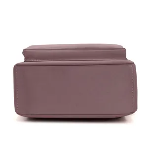 Vista dettagliata dello zaino leggero in tessuto oxford impermeabile color malva.