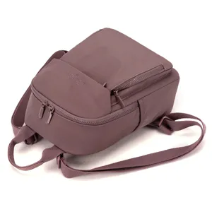Primo piano dello zaino casual multi-tasche con tessuto resistente e pratiche cerniere.