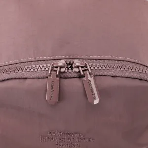 Primo piano dettaglio della cerniera dello zaino da donna e del testo del logo della marca.