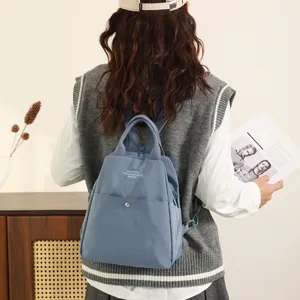 Zaino casual multifunzionale ed elegante ideale per viaggi di lavoro e vita quotidiana.