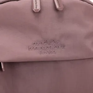 Vista dettagliata dello zaino casual impermeabile da donna in tessuto oxford con bella ricamo.