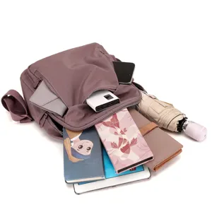 Vista dettagliata del grande zaino casual impermeabile in nylon con tasche multiple.