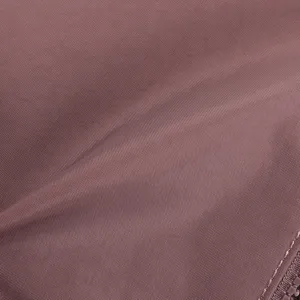 Vista dettagliata del tessuto in nylon rosa fine e della cerniera dello zaino leggero.