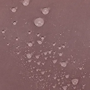 Vista dettagliata del tessuto Oxford impermeabile con gocce d'acqua per zaino da donna.