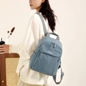 Zaino in tessuto oxford azzurro chiaro leggero da donna, grande capacita borsa da viaggio.