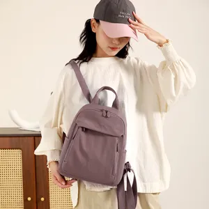 Vista dettagliata dello zaino casual in nylon impermeabile grigio-viola per l'uso quotidiano.