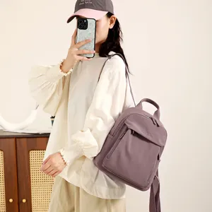 Zaino elegante da donna in tessuto oxford, design leggero e capiente per viaggi.