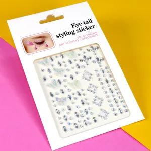 Gros plan des autocollants strass visage 3D, papillon et sirène pour le maquillage des yeux.
