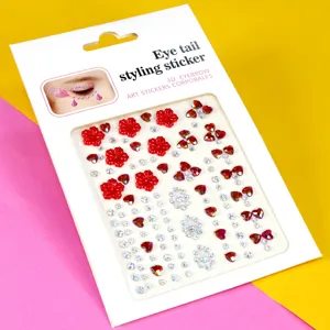 Gros plan détaillé d'autocollants de visage en strass avec des fleurs rouges et gemmes.