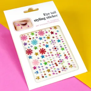 Gros plan sur les autocollants de strass pour le visage et les diamants de maquillage.