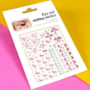 Vue détaillée d'autocollants strass roses pour le coin de l'œil avec formes de lune.