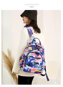 Primo piano dettagliato dello zaino in nylon stampato alla moda con vivace motivo mimetico.