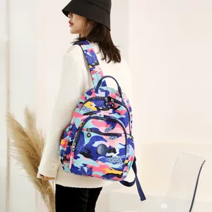 Grande capacità zaino in nylon stampato da donna, leggero resistente all'acqua da viaggio casual.