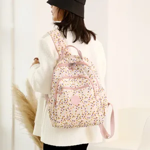 Zaino casual da donna in nylon stampato con tasche con zip e vivace fantasia a pois colorati.