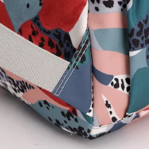 Primo piano dello zaino in nylon stampato che mostra cuciture pulite e tessuto resistente.