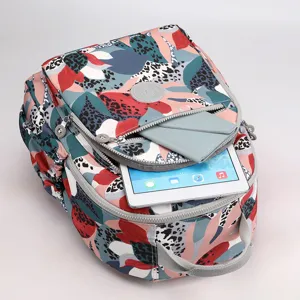 Vista dettagliata dello zaino in nylon stampato leggero con ampi scomparti e tasche con zip.