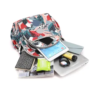 Dettaglio zaino in nylon stampato spazioso che mostra grande capacità per laptop e oggetti quotidiani.