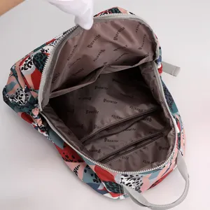 Zaino stampato da donna di grande capacità dettaglio interno, nylon leggero e impermeabile.